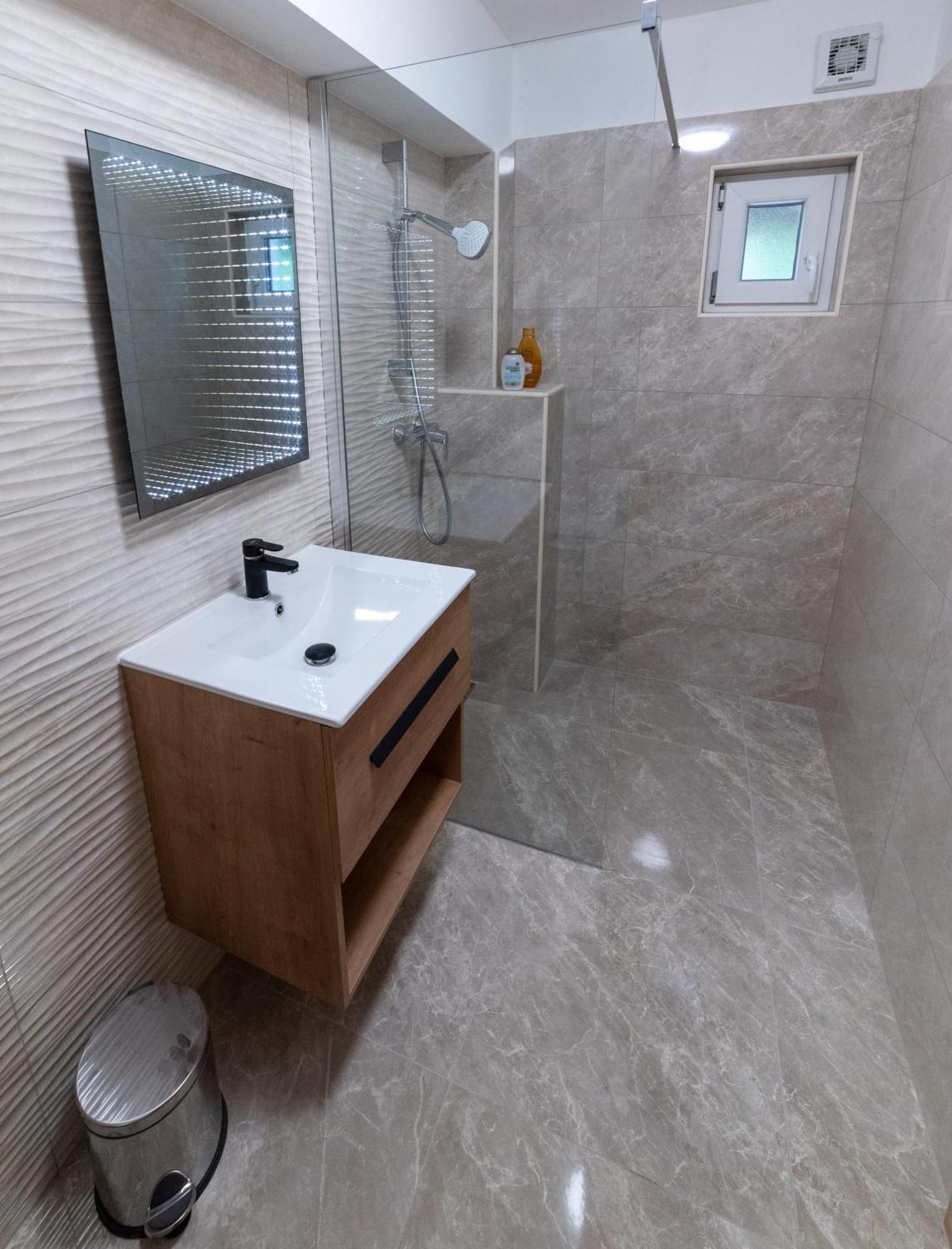 Apartma Lana 21 *